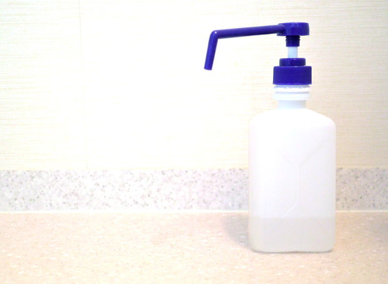 【水濡れ厳禁箇所にも】除菌効果の高いアルコールを掃除に活用する方法