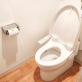 【トイレのニオイの原因は壁！】消臭アロマスプレーを100均で作る方法をご紹介