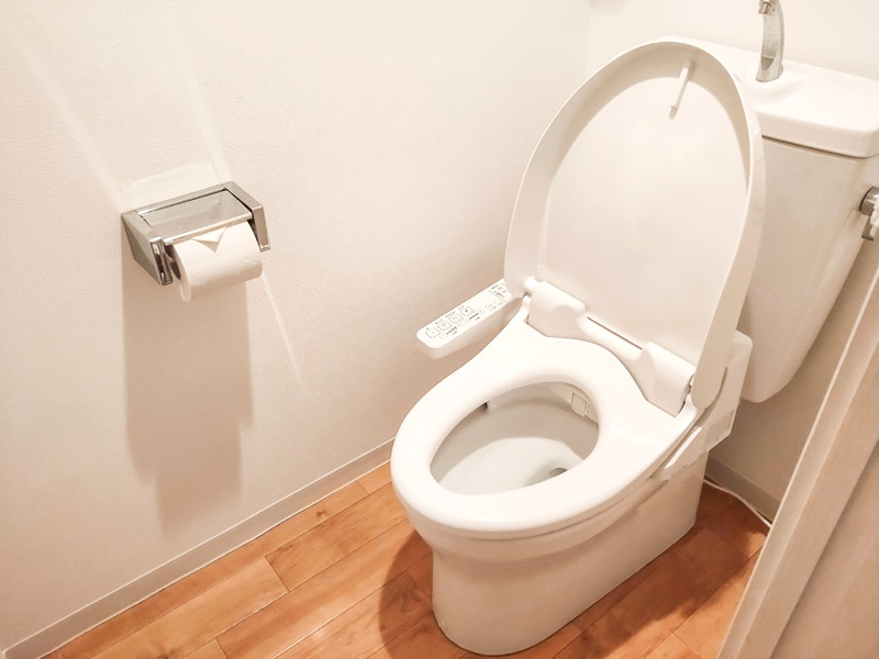 【トイレのニオイの原因は壁！】消臭アロマスプレーを100均で作る方法をご紹介