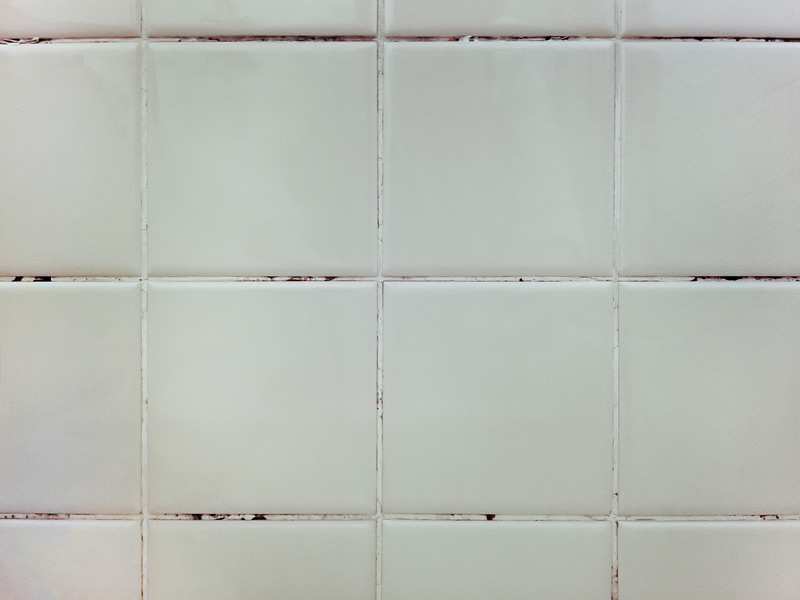 【お風呂の黒カビ落とし】浴室壁のゴムパッキン・タイル目地はハイター+片栗粉でスッキリ！