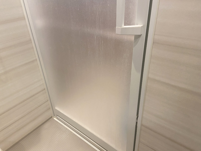 【白い汚れスッキリ！】お風呂のドアの掃除方法をご紹介